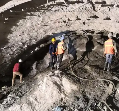 佛罗镇隧道拱顶带模注浆料，微膨胀注浆料的特点及施工工艺